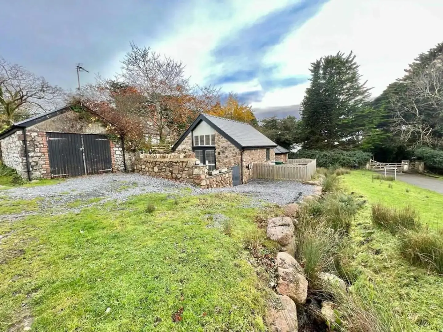 Pass The Keys The Old Smithy Tiny Home Gower Reynoldston 0*,